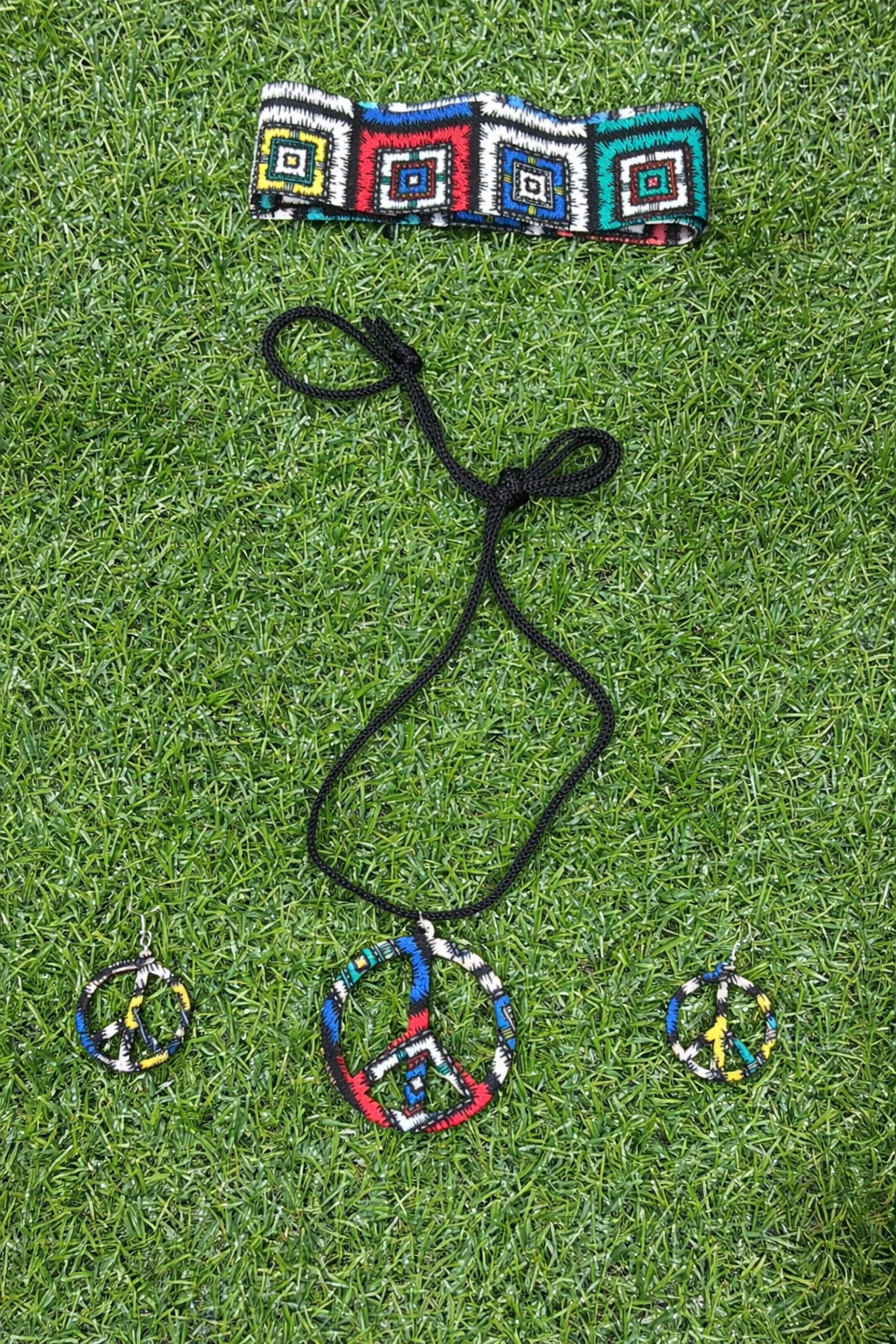 Conjunto Hippie Colorido com Símbolo da Paz – Colar, Brincos e Faixa Artesanal